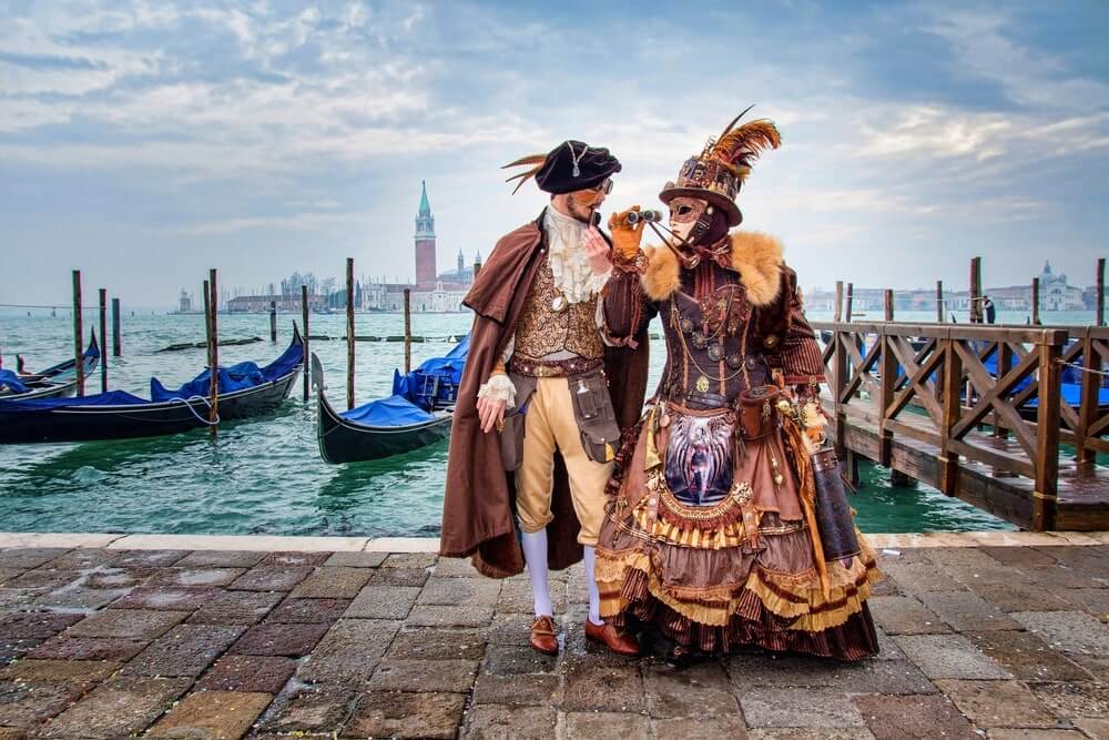 two street performers in venice